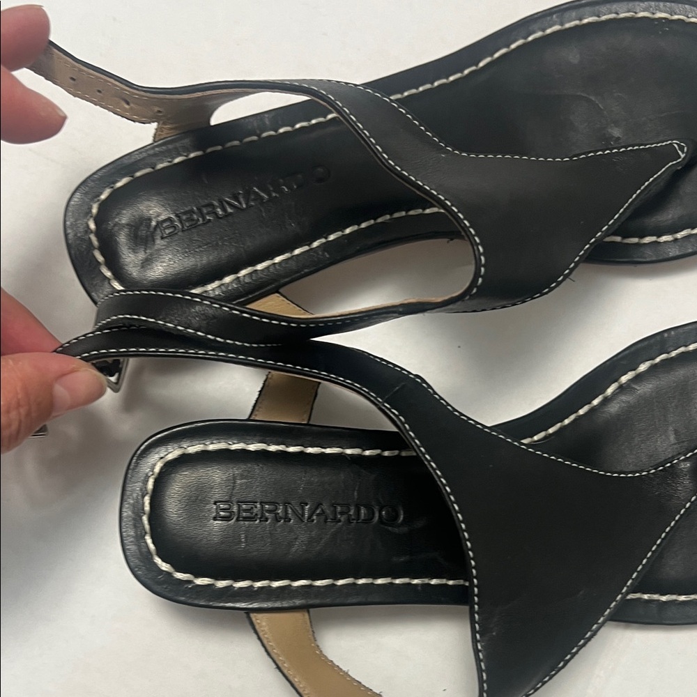 Bernardo Black Leather Flip-Flops - Picture 2 of 3
